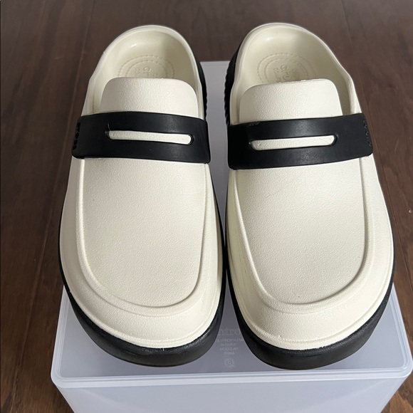 CROCS Stomp Loafer - Picture 5 of 11